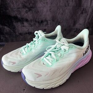 HOKA - Arahi 6 women’s size 6.5 Wide. Sunlit Ocean / Lilac Mist Running Shoes